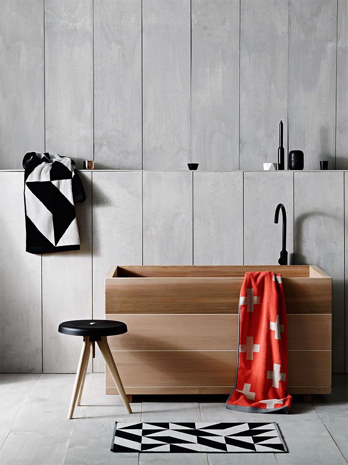 Interior Styling | Black Accents in the Bathroom