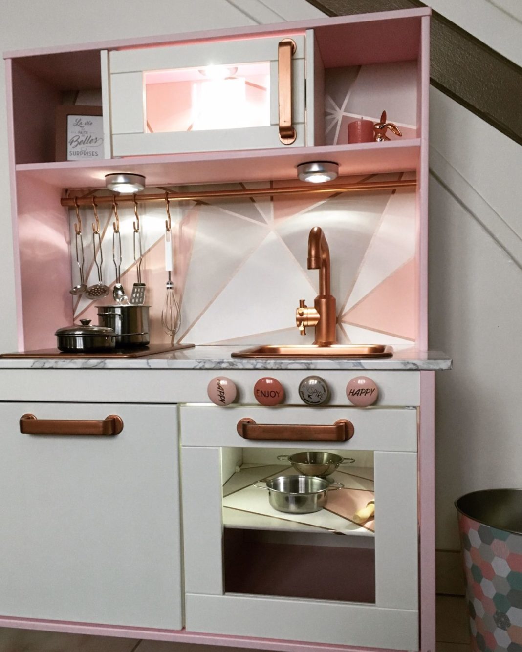 DIY // Comment customiser la cuisine en bois Ikea « Duktig » de vos enfants?