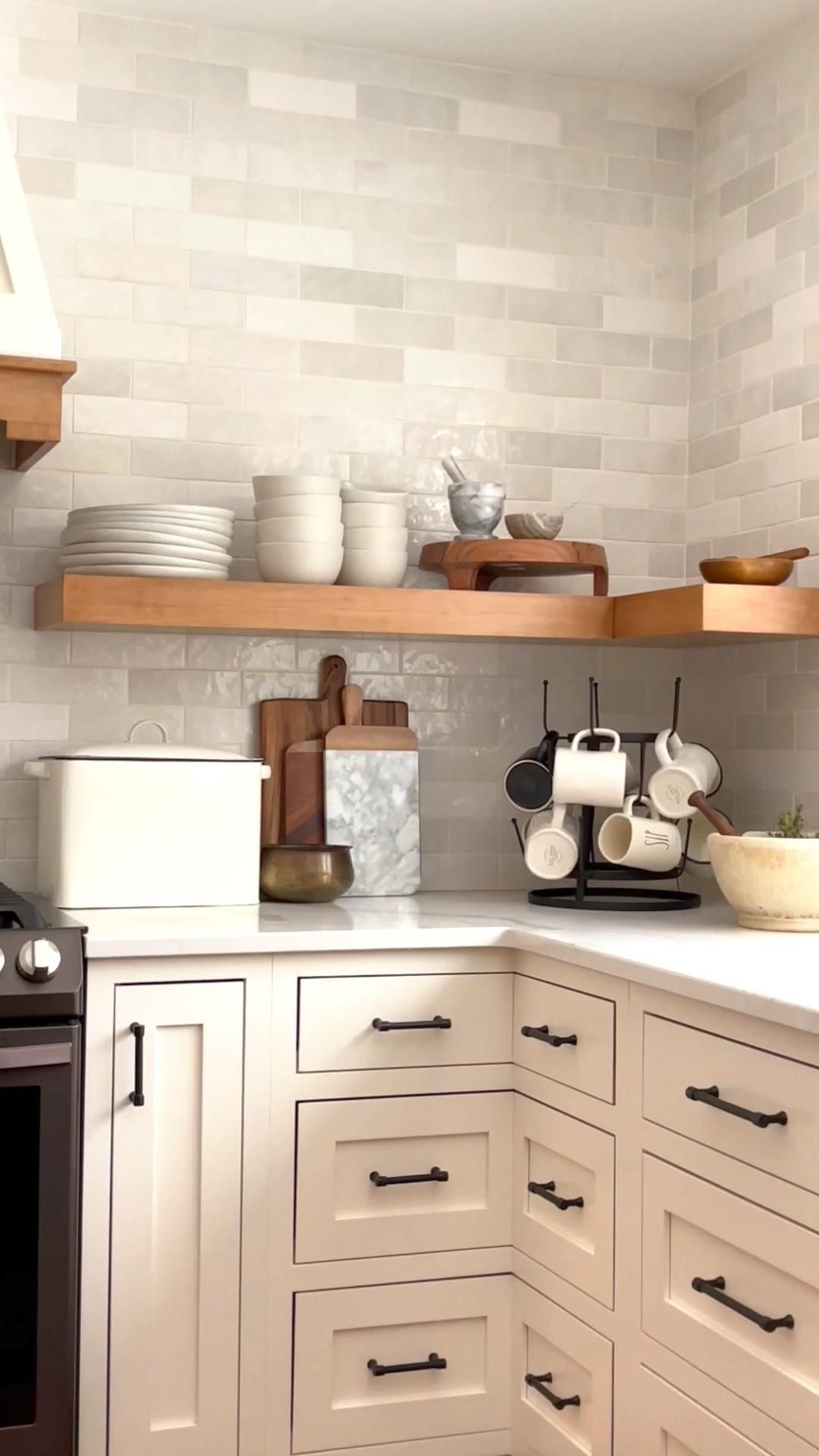 15 Pros & Cons of Floating Kitchen Shelves vs. Cabinets